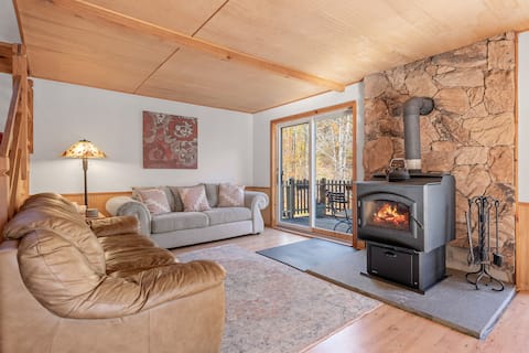 Popular Airbnb listing: Catskills Hiking Skiing Belleayre Full Moon Resort in New York