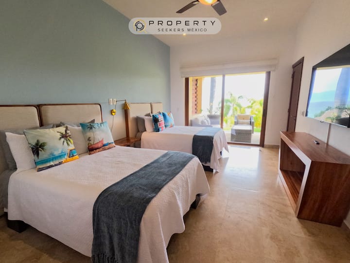 Spavaća soba s bračnim krevetima u prizemlju.