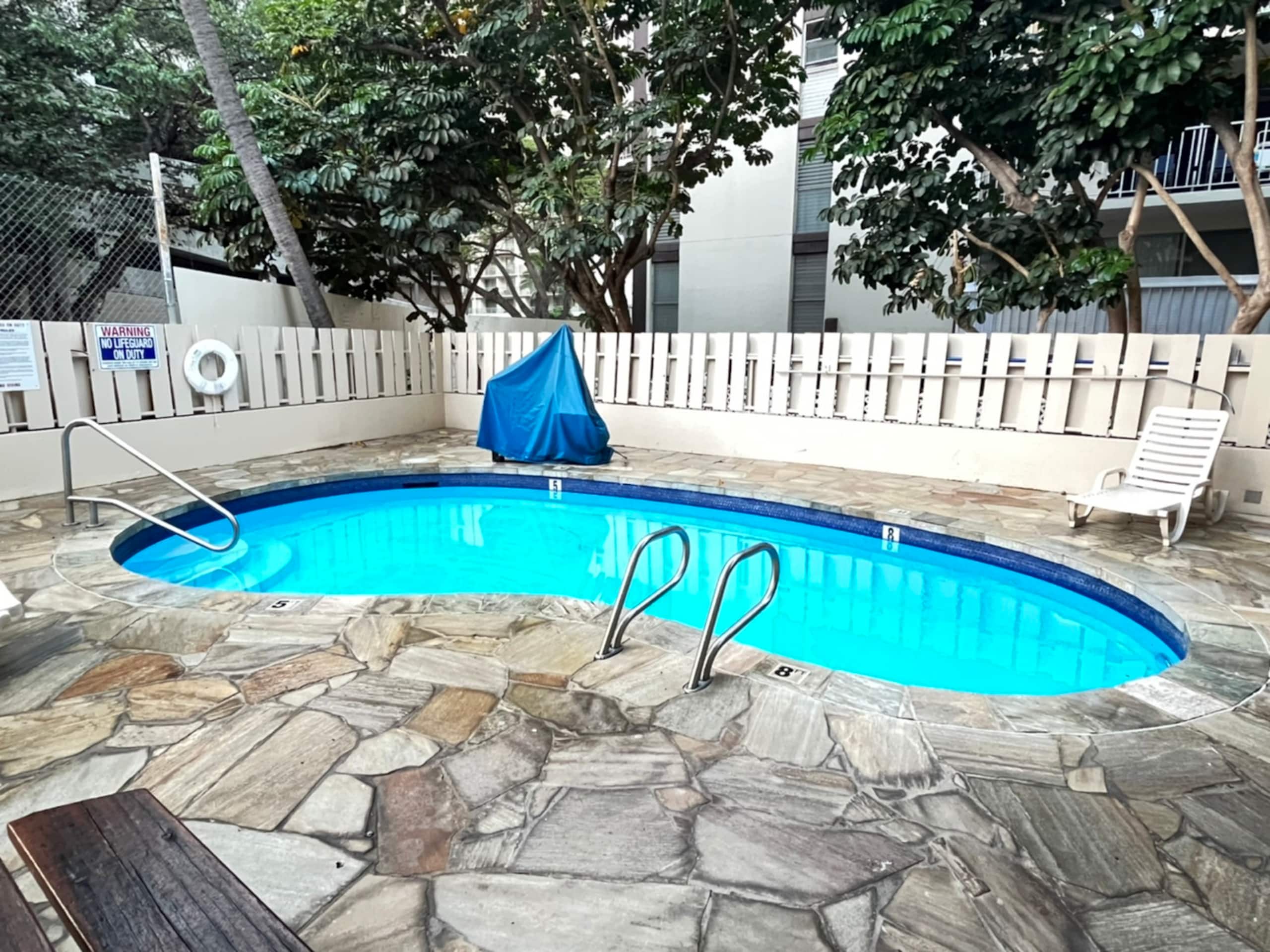 Condo in Honolulu · ★4.67 · Studio · 2 beds · 1 private bath - Image 8