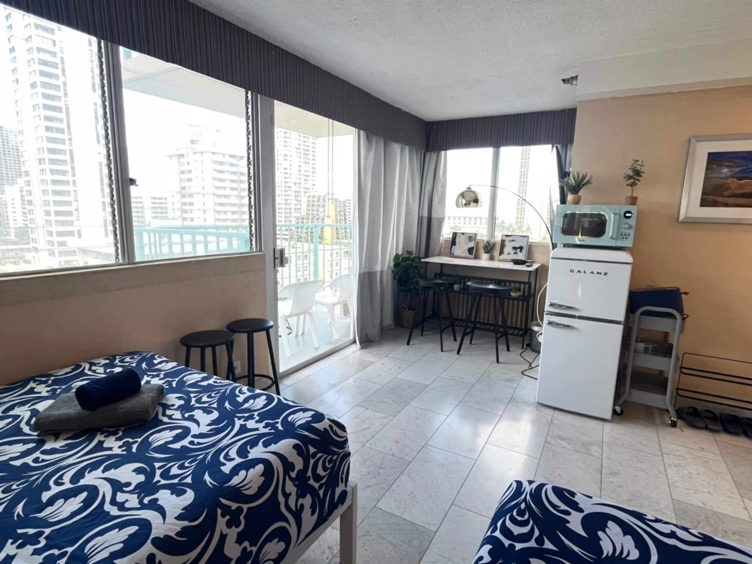 Condo in Honolulu · ★4.67 · Studio · 2 beds · 1 private bath - Image 11