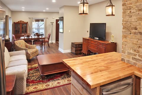 DT Woodstock Square | 3BR | with Hot Tub