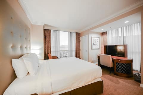 E8A1 1BD/2BA w/Balcony/Full Kitchen/Pool/Gym