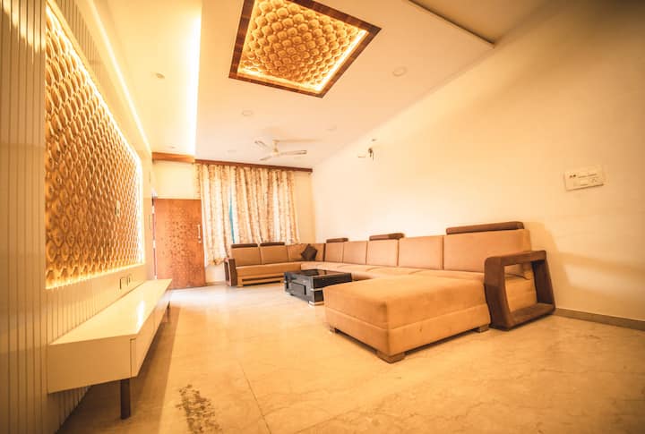 Cheerful 3 Bedroom Villa With Pool And 2 Gardens - Bardoli