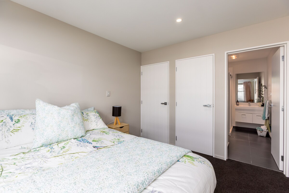 Спална соба, со целосна спална соба, квалитетна постелнина и крпи обезбедени за вашиот престој. 