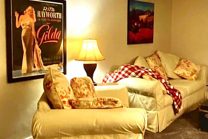 คืนดูหนังในห้องนั่งเล่นเป็นสถานที่ที่ดีเยี่ยมสำหรับการพักผ่อนกับป๊อปคอร์นและโซดา  มาพร้อมกับเตียงควีนไซส์โซฟาแบบดึงออกได้!