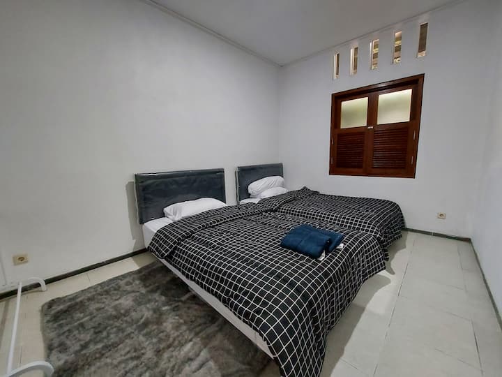 Kamar Tidur 3: 2 единично легло, rak gantung baju