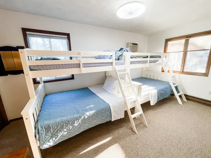 Spavaća soba br. 3 - s dva kreveta, madracima pune veličine na dnu i blizancima na vrhu. 