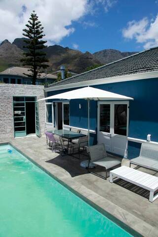 Beautiful family friendly 4 bedroom home with pool gallery image 3