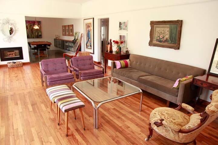 Beautiful family friendly 4 bedroom home with pool gallery image 2