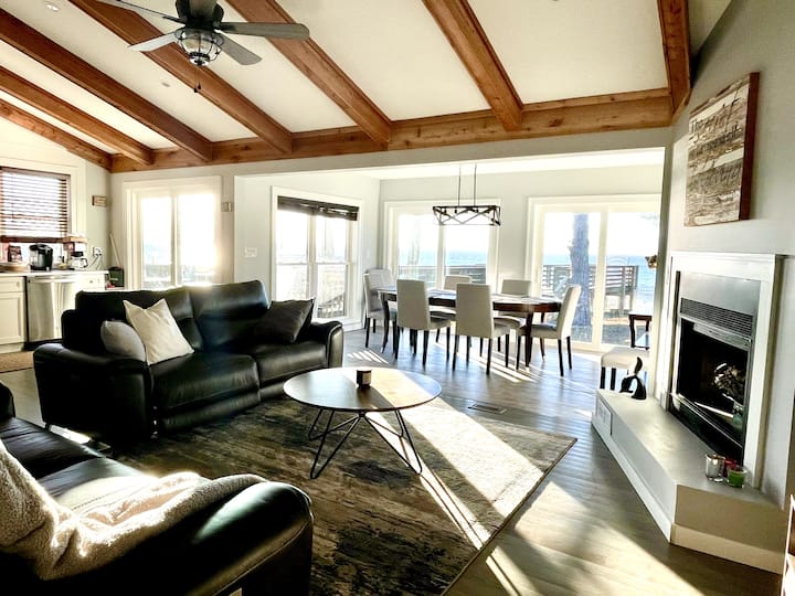 عصري وأنيق ولكن بسيط ومريح في جملة واحدة!  270 درجة للصوت الكرواتي مع أفضل غروب الشمس على الجزيرة!