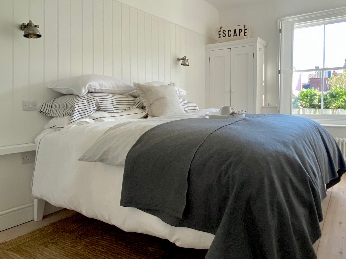 'Escape' to our tiny fisherman’s cottage - it sleeps just two in the ‘Upper Circle’ - a tranquil interior with lovely natural light & just enough room for a super comfy King Bed with mattress topper,  feather duvet and a ton of pillows