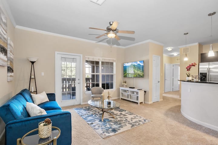 Stunning 2-BD Retreat Heart of Westshore Marina