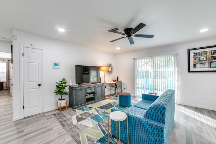 Cómodo sofá cama con colchón de espuma viscoelástica nuevo. 