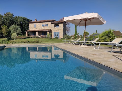 Tuscan villa with Infinity Pool near Cortona