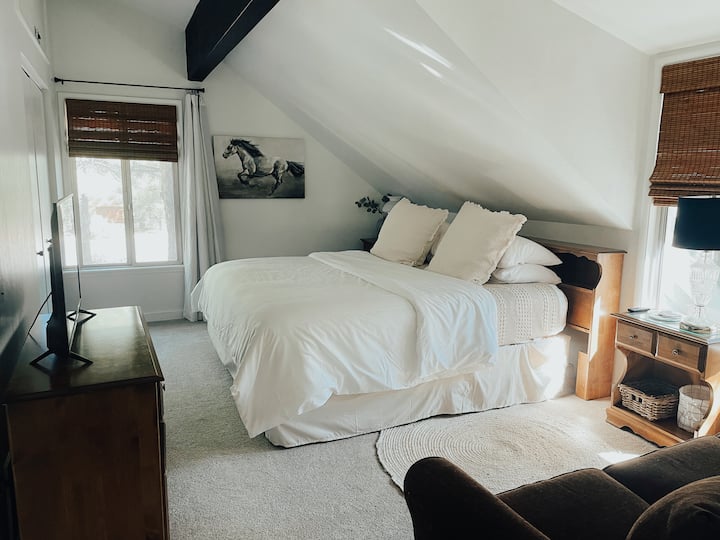 3e chambre - À l'étage - Lit King avec canapé convertible.