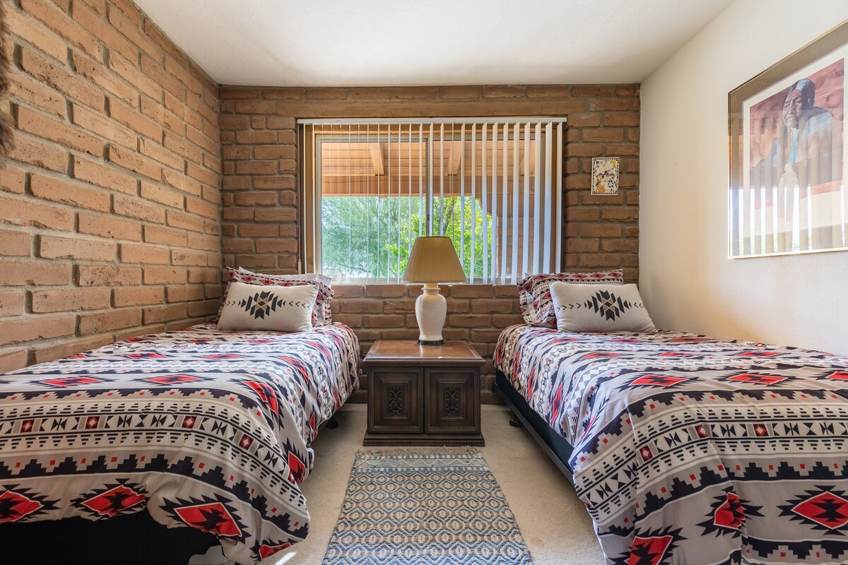 slaapkamer met twee eenpersoonsbedden