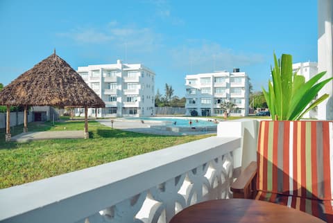 Beautiful apt. by the beach with swimming pool