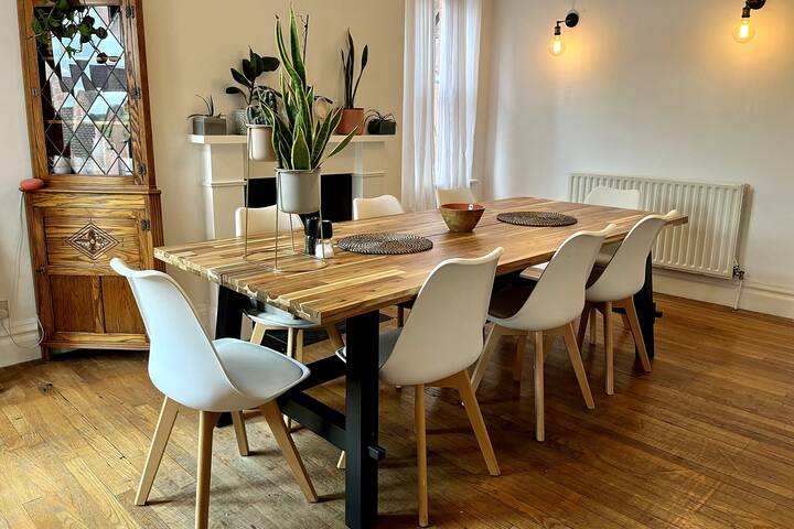 Large 5-bed home with cats, garden & terrace! gallery image 4