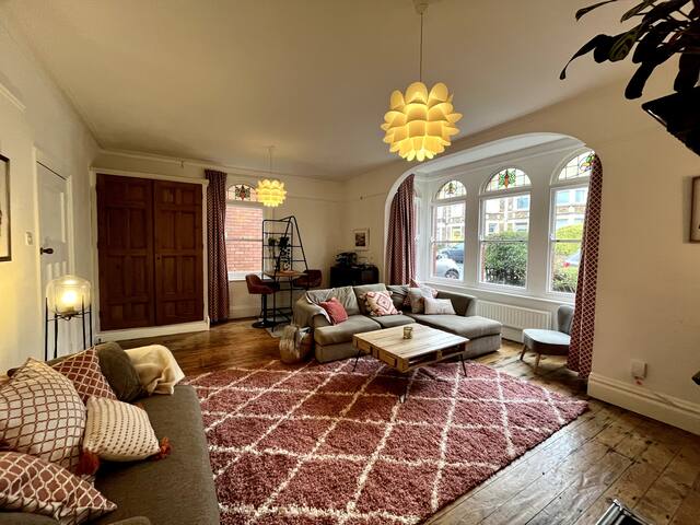 Large 5-bed home with cats, garden & terrace!