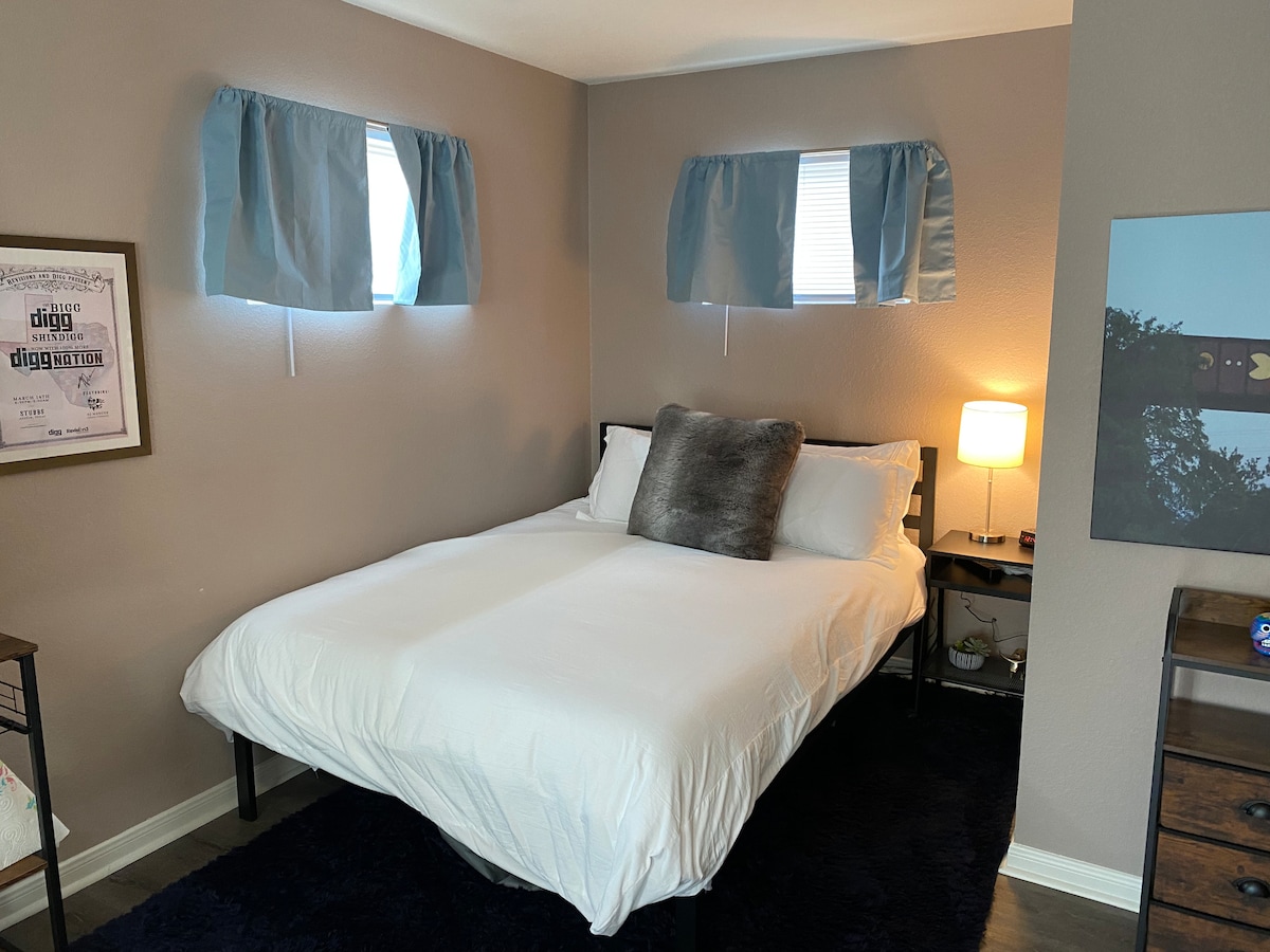 Queen Tuft & Needle bed with lamp and iPhone charger on the nightstand.

Pillows are Utopia Bedding Pillows (cooling hotel quality, gusseted pillows for back, stomach, or side sleepers.

Also, Mellanni Sheet Set - Hotel Luxury 1800 Bedding Sheets.