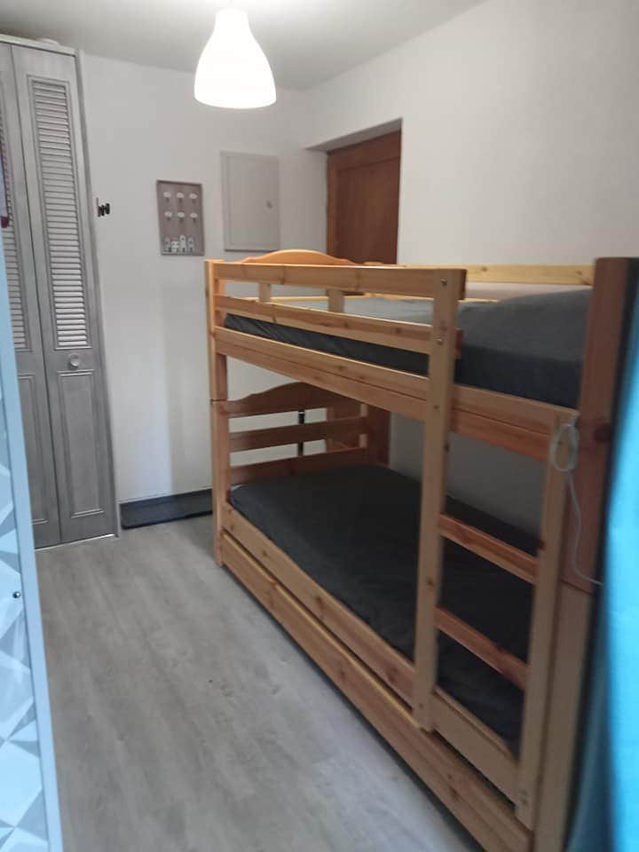 krevate marinari në qoshe malore