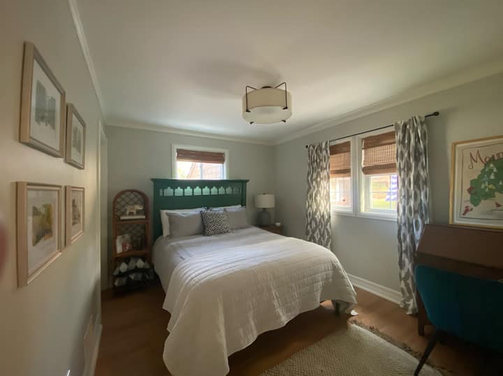 Maison principale, chambre avec lit complet