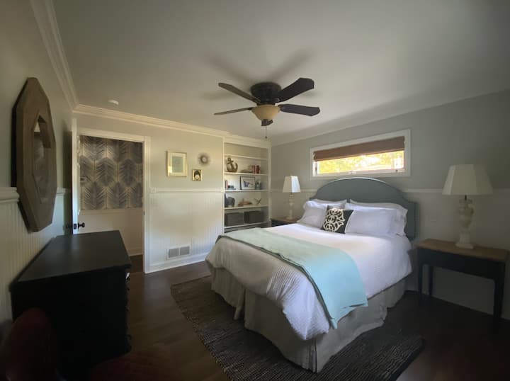 Maison principale, chambre avec lit Queen Size