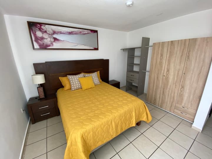 Главна спална соба со брачен кревет (широк 150-179 см) со плакар, ноќна ламба и бања со тоалет