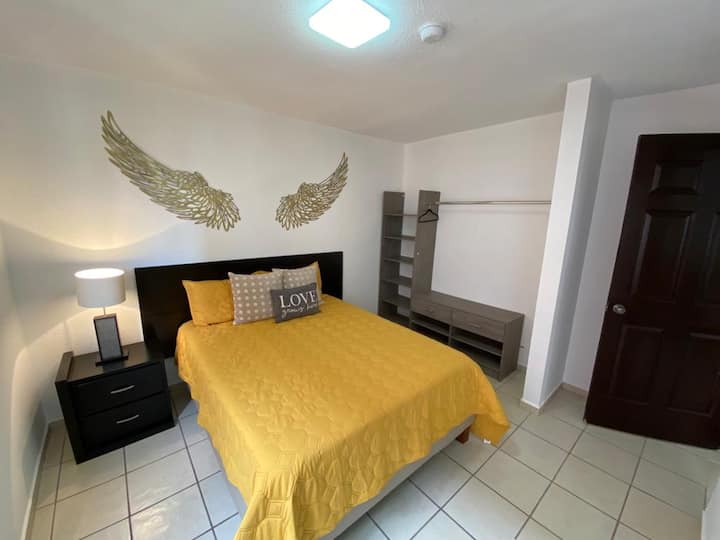 Спална соба 2 со брачен кревет (широк 150-179 см); плакар, ноќна ламба и пријатни детали.