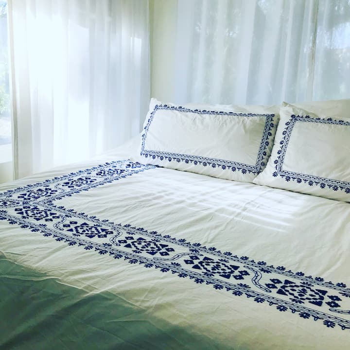 Acogedor dormitorio tamaño king, ventanas, espejos, armarios, lámpara de araña 