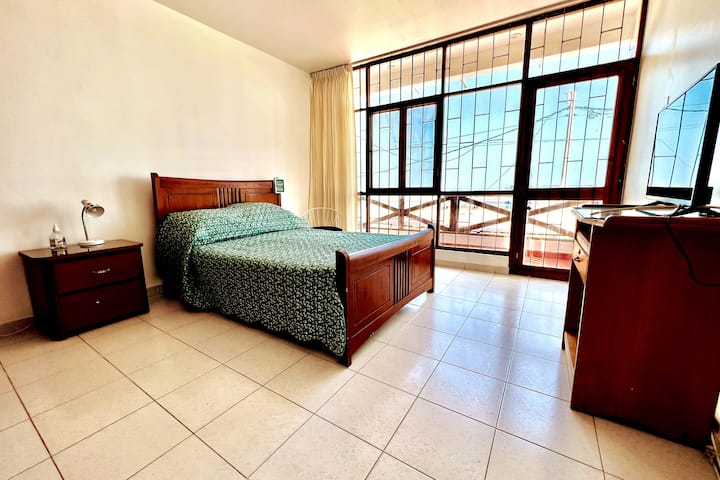 Chumba bora cha kulala, chenye kitanda aina ya queen, televisheni ya meza ya usiku na bafu lililounganishwa na chumba cha kulala.
Dirisha kubwa lenye gridi za usalama mbele ya dirisha. Amka kwa sauti ya bahari,na utazame mawio na machweo katika rerrace nje ya chumba cha kulala.
