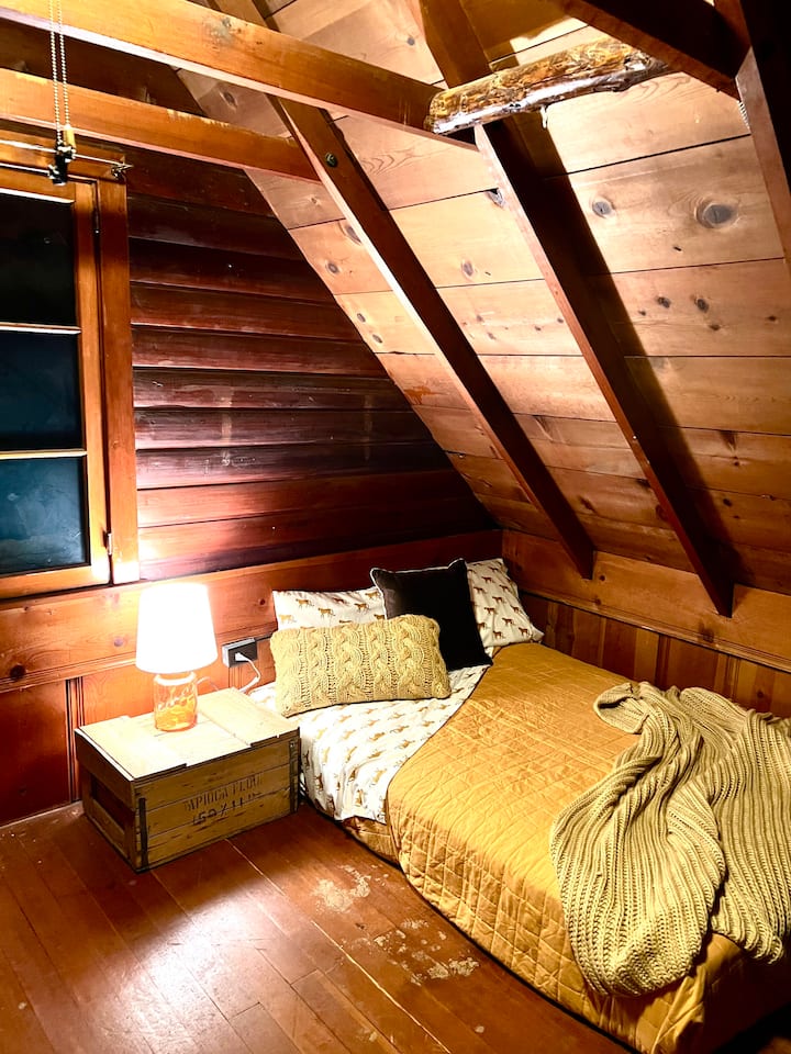 Chumba cha kulala cha roshani kina vitanda viwili kamili.