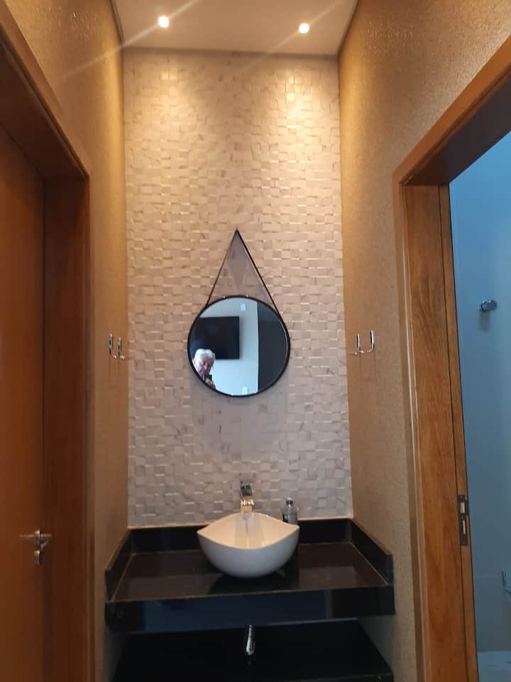 ห้องน้ำระหว่างห้องน้ำ 2 ห้องของระเบียงชั้นเลิศ 