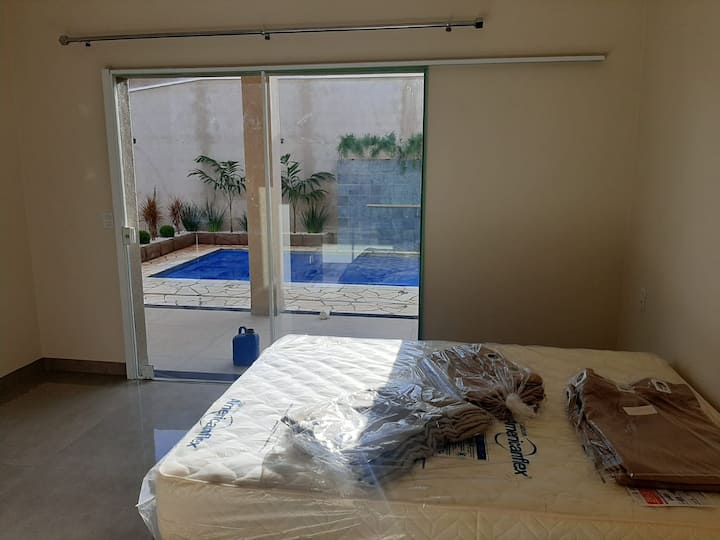 ห้องที่มีเครื่องปรับอากาศ LG และวิวสระว่ายน้ำ