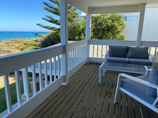 Beautiful beach front 4 bedroom 2 bathroom home. gallery image 4