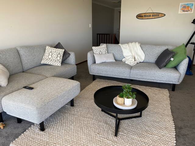 Beautiful beach front 4 bedroom 2 bathroom home. gallery image 2