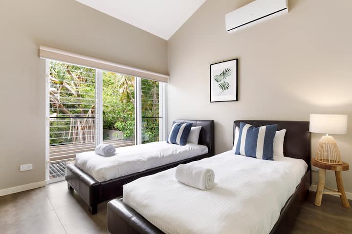 Chumba cha kulala cha ghorofani na vitanda viwili vya mtu mmoja