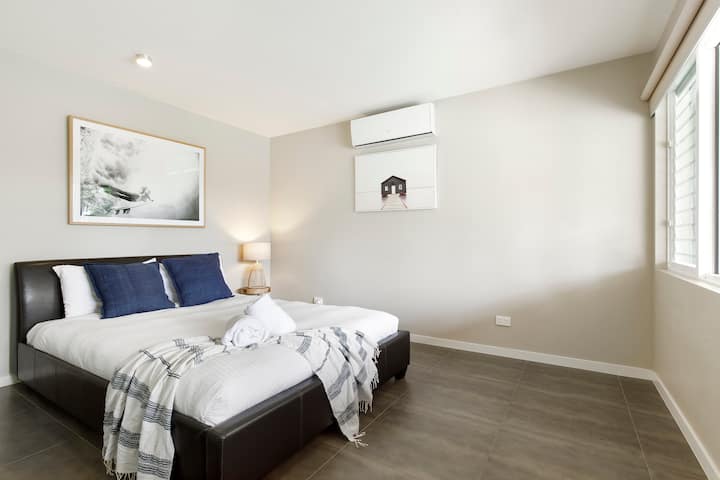 Mwonekano wa bwawa King chumba cha kulala (chini ya ghorofa).