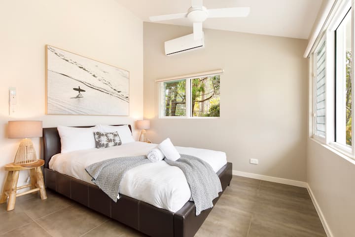 Chumba cha kulala cha malkia chenye mandhari ya maji (ghorofa ya juu)