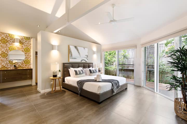 Master Suite iliyo juu na King Bed.