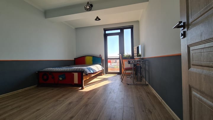 Vlastná izba s manželskou posteľou (150 cm)