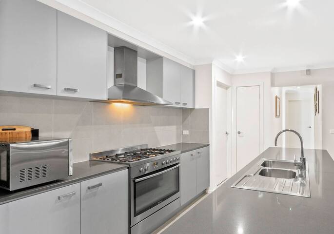 3 bedrooms with undercover pool gallery image 3