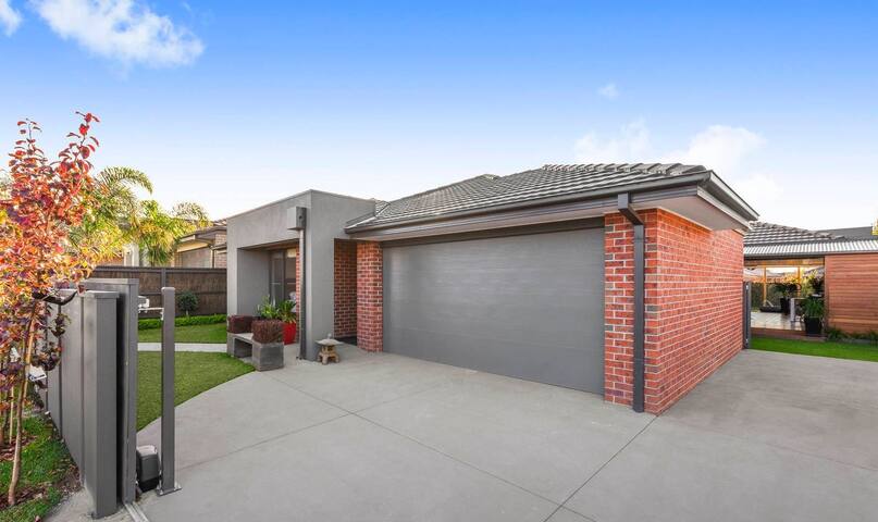 3 bedrooms with undercover pool gallery image 4