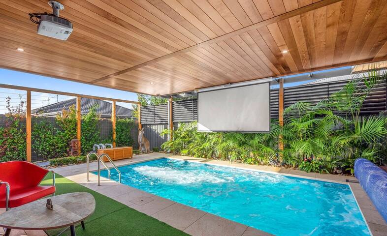 3 bedrooms with undercover pool gallery image 2