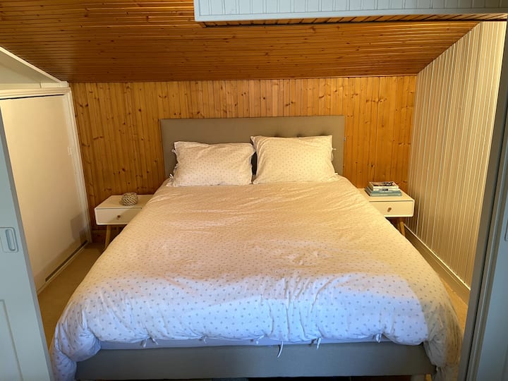 Dhomë gjumi Alcove me një krevat të rehatshëm me madhësi mbretërore