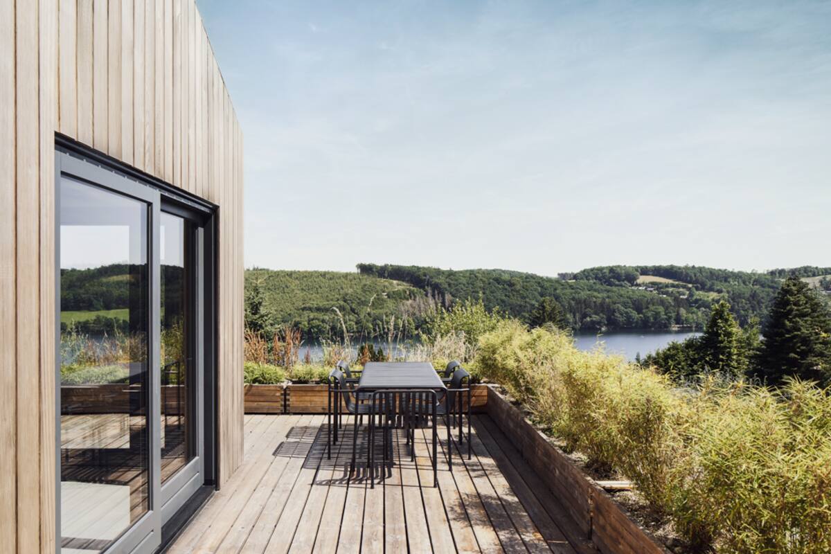 Design-Chalet mit Seeblick, Sauna, Kamin & Pool