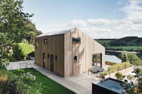 Design chalet with lake view, sauna, fireplace & pool