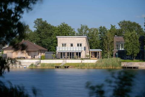 Lake villa with sauna, fireplace and private lake access