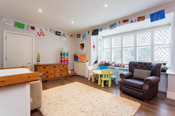 Beautiful Wimbledon Village Family home. gallery image 5