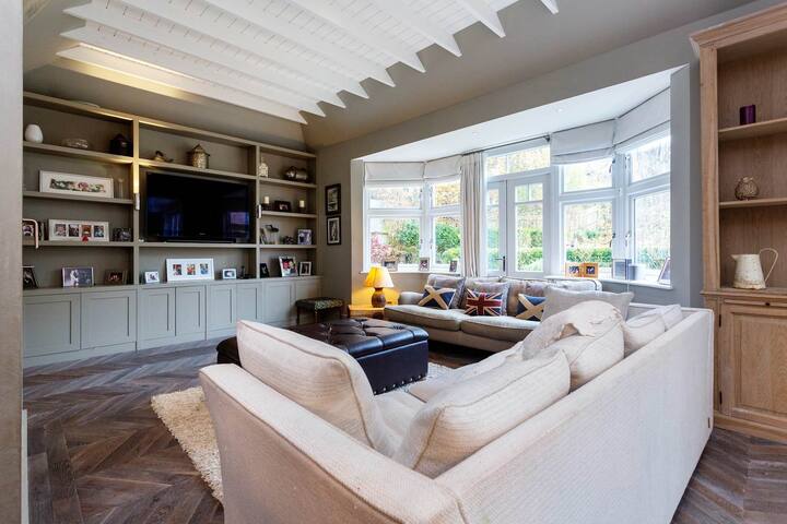 Beautiful Wimbledon Village Family home. gallery image 2